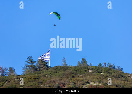 Dramma, Grecia - Aprile 8, 2018: parapendio fly contro il cielo blu nella zona popolare per il paracadutismo sul lato di Korylovos nel dramma Foto Stock