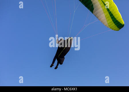 Dramma, Grecia - Aprile 8, 2018: parapendio fly contro il cielo blu nella zona popolare per il paracadutismo sul lato di Korylovos nel dramma Foto Stock