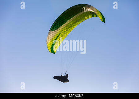 Dramma, Grecia - Aprile 8, 2018: parapendio fly contro il cielo blu nella zona popolare per il paracadutismo sul lato di Korylovos nel dramma Foto Stock