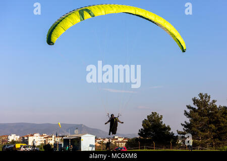 Dramma, Grecia - Aprile 8, 2018: parapendio fly contro il cielo blu nella zona popolare per il paracadutismo sul lato di Korylovos nel dramma Foto Stock