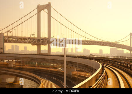 Accesso al Ponte di Arcobaleno da Yurikamome linea monorotaia, Odaiba, presso Tokyo, Regione di Kanto, Honshu, Giappone Foto Stock