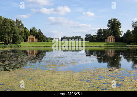 Il lago di padiglioni, Stowe giardini paesaggistici, Stowe House, Buckinghamshire, Inghilterra, Regno Unito Foto Stock