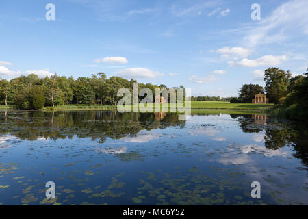 Il lago di padiglioni, Stowe giardini paesaggistici, Stowe House, Buckinghamshire, Inghilterra, Regno Unito Foto Stock