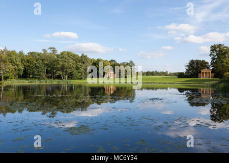 Il lago di padiglioni, Stowe giardini paesaggistici, Stowe House, Buckinghamshire, Inghilterra, Regno Unito Foto Stock