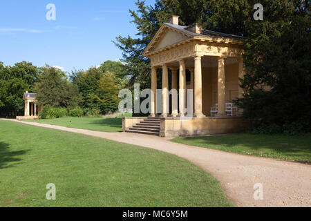 Il lago di padiglioni, Stowe giardini paesaggistici, Stowe House, Buckinghamshire, Inghilterra, Regno Unito Foto Stock