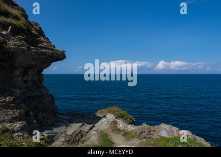 Vista del mare sottostante St Agnes village, Cornwall mostrando rocce scoscese a sinistra e poi quasi il cielo privo di nuvole di blu profondo. Foto Stock