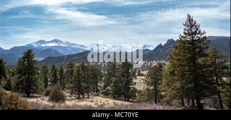 Tempo di picco e Montagne Rocciose visto da Lumpy Ridge Trail Foto Stock