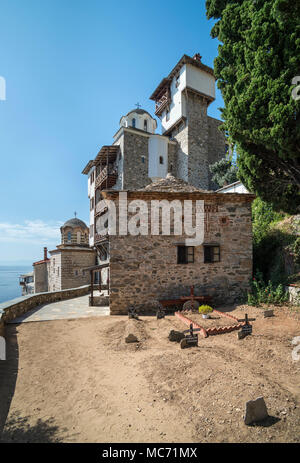 Un piccolo cimitero per i monaci in corrispondenza del lato di Osiou Gregoriou monastero sulla costa sud-occidentale della penisola di Athos, Macedonia, Grecia settentrionale Foto Stock