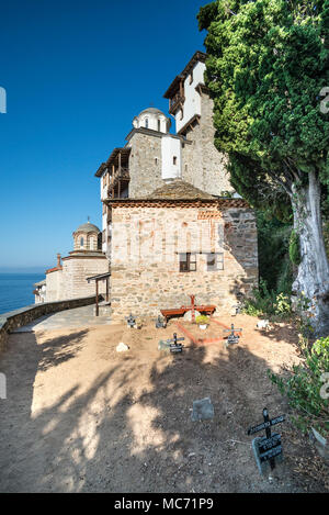 Un piccolo cimitero per i monaci in corrispondenza del lato di Osiou Gregoriou monastero sulla costa sud-occidentale della penisola di Athos, Macedonia, Grecia settentrionale Foto Stock