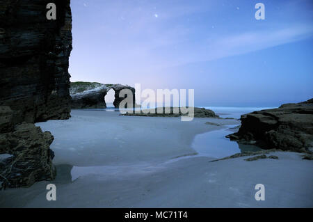 La notte della fotografia di paesaggio, cattedrali Beach , monumento naturale, Asturias, Spagna. Foto Stock