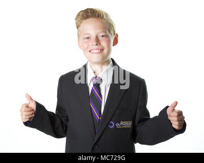 Scuola ragazzo in uniforme scolastica con il pollice in alto, Anno 7, Outwood Academy Valley, Worksop Foto Stock