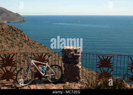 Viewpoint e bicicletta, Cabo de Gata Almeria, Spagna Foto Stock