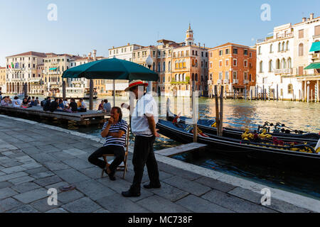 Venezia, Italia - Giugno, 21, 2013: serata sul Grand Canal. Il turista a godere il panorama della città, gondolieri si aspettano i passeggeri. Sunny serata estiva Foto Stock