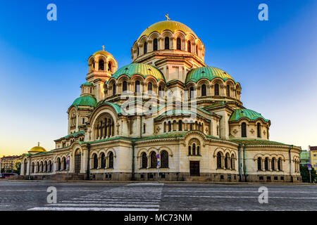 Soleggiato delle cupole della cattedrale Alexander Nevsky (completato nel 1912) contro il cielo blu chiaro e strisce pedonali che conducono verso la chiesa, Sofia, Bulgaria Foto Stock