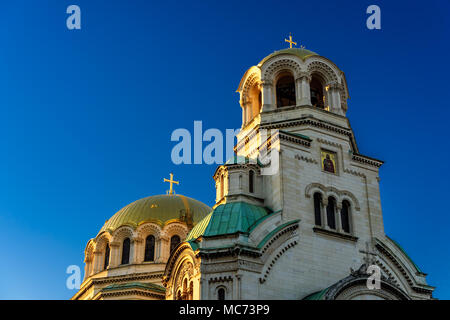 Vista frontale e soleggiato delle cupole della cattedrale Alexander Nevsky (completato nel 1912) contro il cielo blu chiaro, Sofia, Bulgaria Foto Stock