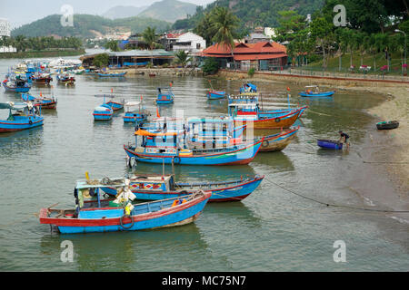 Barche da pesca sul fiume Cai, un affluente fuori del Mare del Sud della Cina, Nha Trang, Vietnam Foto Stock