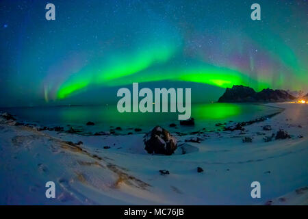 Bella immagine del massiccio vibrante multicolore Aurora Boreale, Aurora Polaris, anche noto come Northern Lights nella notte cielo blu su Isole Lofoten Foto Stock