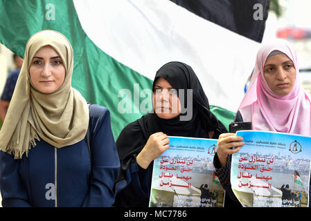 Kuala Lumpur, Malesia. Xiii Apr, 2018. I dimostranti palestinesi marzo all'ambasciata statunitense di Kuala Lumpur in Malesia il 13 aprile 2018 durante un rally di terra palestinese al giorno. Le proteste sono detenuti in tutto il mondo. Credito: Chris JUNG/Alamy Live News Foto Stock