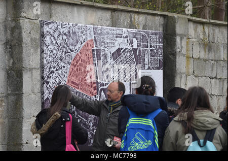 13 aprile 2018, Germania, Oranienburg: un gruppo di visitatori la visualizzazione di un piano dell'ex campo di concentramento Sachenhausen che è montata su una parete . Una nuova mostra a Sachsenhausen è di ricordare gli eventi che hanno avuto luogo nel 1938 che, con l'Progromnacht (Notte di vetro rotto, è stato un momento culminante della persecuzione degli ebrei. Foto: Bernd Settnik/dpa-Zentralbild/dpa Foto Stock