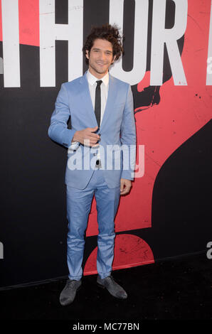 HOLLYWOOD, CA - 12 aprile: Tyler Posey alla premiere di Universal Pictures' 'Blumhouse la verità o il coraggio di' al cinema ArcLight cupola in Hollywood, la California il 12 aprile 2018. Credito: David Edwards/MediaPunch Foto Stock