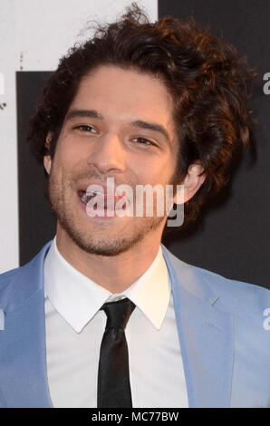 HOLLYWOOD, CA - 12 aprile: Tyler Posey alla premiere di Universal Pictures' 'Blumhouse la verità o il coraggio di' al cinema ArcLight cupola in Hollywood, la California il 12 aprile 2018. Credito: David Edwards/MediaPunch Foto Stock