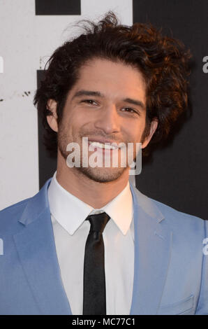 HOLLYWOOD, CA - 12 aprile: Tyler Posey alla premiere di Universal Pictures' 'Blumhouse la verità o il coraggio di' al cinema ArcLight cupola in Hollywood, la California il 12 aprile 2018. Credito: David Edwards/MediaPunch Foto Stock