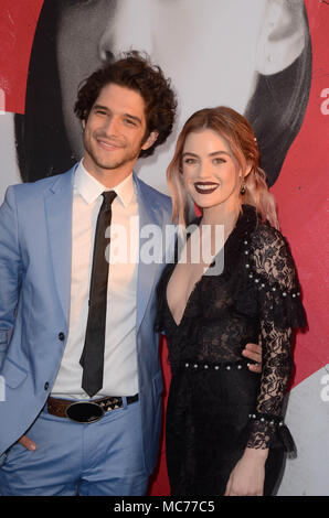 HOLLYWOOD, CA - 12 aprile: Tyler Posey, Lucy Hale alla premiere di Universal Pictures' 'Blumhouse la verità o il coraggio di' al cinema ArcLight cupola in Hollywood, la California il 12 aprile 2018. Credito: David Edwards/MediaPunch Foto Stock