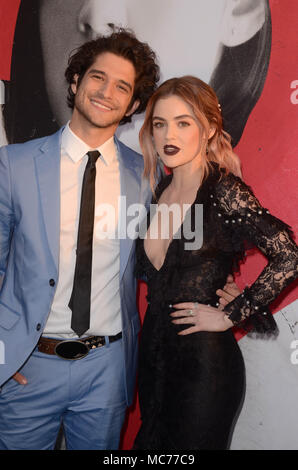 HOLLYWOOD, CA - 12 aprile: Tyler Posey, Lucy Hale alla premiere di Universal Pictures' 'Blumhouse la verità o il coraggio di' al cinema ArcLight cupola in Hollywood, la California il 12 aprile 2018. Credito: David Edwards/MediaPunch Foto Stock