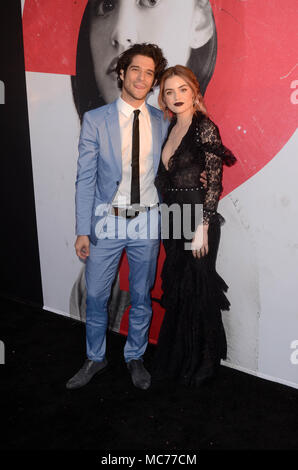 HOLLYWOOD, CA - 12 aprile: Tyler Posey, Lucy Hale alla premiere di Universal Pictures' 'Blumhouse la verità o il coraggio di' al cinema ArcLight cupola in Hollywood, la California il 12 aprile 2018. Credito: David Edwards/MediaPunch Foto Stock