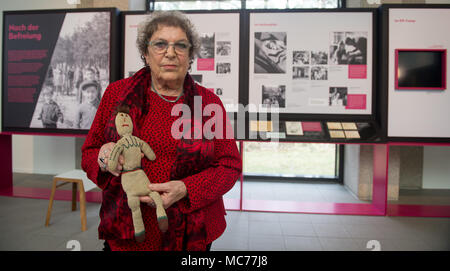 13 aprile 2018, Germania, Lohheide: Lous Steenhuis-Hoepelman, che era un bambino detenuto in Bergen-Belsen, tenendo la sua bambola di maglia 'Mies' nelle sue mani. La bambola era la sola cosa che ha avuto con lei nel campo. Dal approximaately 120 000 detenuti presso il campo di concentramento in Lueneberg Heath, da tutte le parti d'Europa, ci sono stati anche intorno a 3500 bambini al di sotto dei quindici anni di età. Foto: Philipp Schulze/dpa Foto Stock