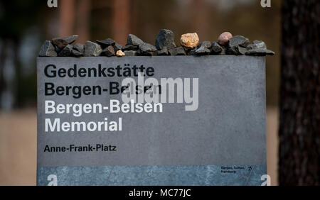 13 aprile 2018, Germania, Lohheide: 'Gedenkstaette Bergen-Belsen' (lit. memorial Bergen-Belsen) su un cartello. Dal approximaately 120 000 detenuti presso il campo di concentramento in Lueneberg Heath, da tutte le parti d'Europa, ci sono stati anche intorno a 3500 bambini al di sotto dei quindici anni di età. Foto: Philipp Schulze/dpa Foto Stock