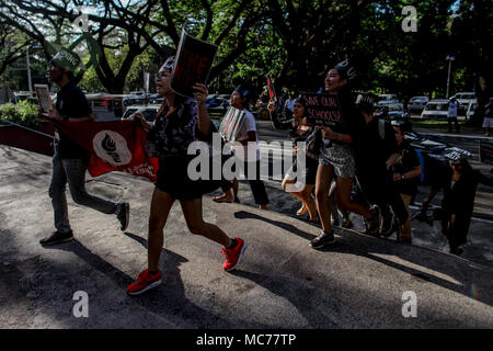 Quezon City, Filippine. Xiii Apr, 2018. Gli studenti in nero di protesta contro il Presidente delle Filippine Rodrigo Duterte alla violazione dei diritti umani e la dittatura presso l'Università delle Filippine in Quezon City il venerdì. I manifestanti, convenuti da vari collegi, ha portato le bandiere e una bara a simboleggiare la morte della democrazia e dei diritti dell'uomo sotto l'amministrazione Duterte. Credito: Basilio H. Sepe/ZUMA filo/Alamy Live News Foto Stock