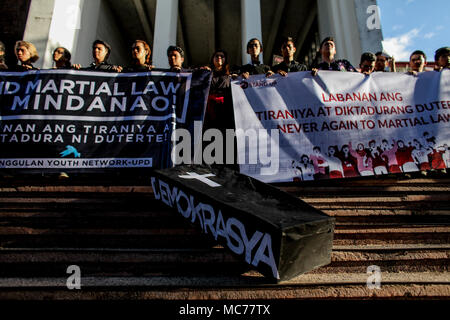 Quezon City, Filippine. Xiii Apr, 2018. Gli studenti in nero di protesta contro il Presidente delle Filippine Rodrigo Duterte alla violazione dei diritti umani e la dittatura presso l'Università delle Filippine in Quezon City il venerdì. I manifestanti, convenuti da vari collegi, ha portato le bandiere e una bara a simboleggiare la morte della democrazia e dei diritti dell'uomo sotto l'amministrazione Duterte. Credito: Basilio H. Sepe/ZUMA filo/Alamy Live News Foto Stock