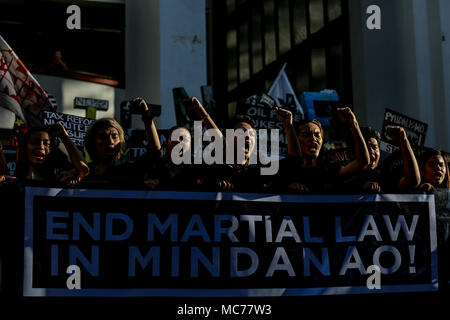 Quezon City, Filippine. Xiii Apr, 2018. Gli studenti in nero di protesta contro il Presidente delle Filippine Rodrigo Duterte alla violazione dei diritti umani e la dittatura presso l'Università delle Filippine in Quezon City il venerdì. I manifestanti, convenuti da vari collegi, ha portato le bandiere e una bara a simboleggiare la morte della democrazia e dei diritti dell'uomo sotto l'amministrazione Duterte. Credito: Basilio H. Sepe/ZUMA filo/Alamy Live News Foto Stock