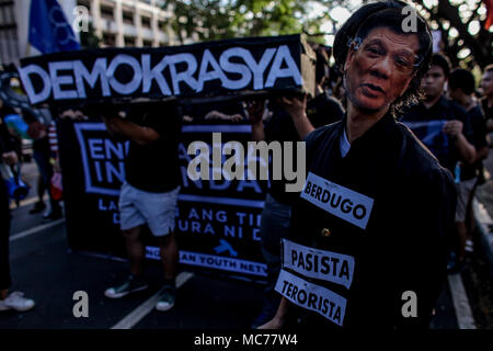 Quezon City, Filippine. Xiii Apr, 2018. Gli studenti in nero marzo come segno di protesta contro il Presidente delle Filippine Rodrigo Duterte alla violazione dei diritti umani e la dittatura presso l'Università delle Filippine in Quezon City il venerdì. I manifestanti, convenuti da vari collegi, ha portato le bandiere e una bara a simboleggiare la morte della democrazia e dei diritti dell'uomo sotto l'amministrazione Duterte. Credito: Basilio H. Sepe/ZUMA filo/Alamy Live News Foto Stock