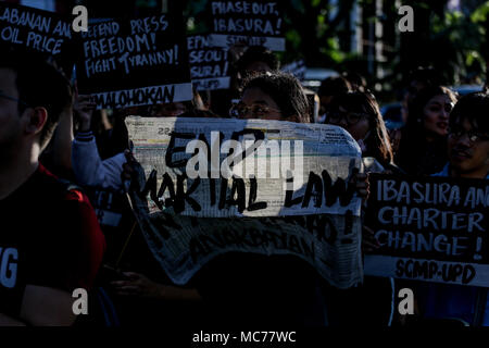 Quezon City, Filippine. Xiii Apr, 2018. Gli studenti in nero marzo come segno di protesta contro il Presidente delle Filippine Rodrigo Duterte alla violazione dei diritti umani e la dittatura presso l'Università delle Filippine in Quezon City il venerdì. I manifestanti, convenuti da vari collegi, ha portato le bandiere e una bara a simboleggiare la morte della democrazia e dei diritti dell'uomo sotto l'amministrazione Duterte. Credito: Basilio H. Sepe/ZUMA filo/Alamy Live News Foto Stock