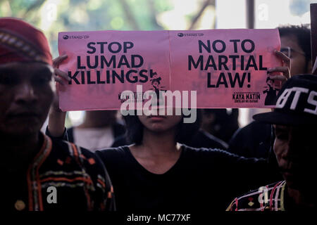 Quezon City, Filippine. Xiii Apr, 2018. Gli studenti in nero di protesta contro il Presidente delle Filippine Rodrigo Duterte alla violazione dei diritti umani e la dittatura presso l'Università delle Filippine in Quezon City il venerdì. I manifestanti, convenuti da vari collegi, ha portato le bandiere e una bara a simboleggiare la morte della democrazia e dei diritti dell'uomo sotto l'amministrazione Duterte. Credito: Basilio H. Sepe/ZUMA filo/Alamy Live News Foto Stock