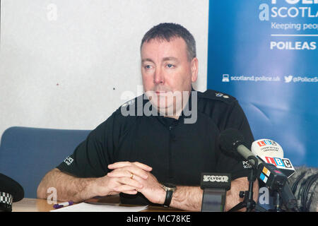 Glasgow, Scotland, Regno Unito. Il 13 aprile 2018. Davanti a questo fine settimana la Coppa Scozzese semifinali a Hampden Park - tra Motherwell e Aberdeen e Celtic e Rangers - Sovrintendente Capo Brian McInulty (Evento Commander; nella foto) ha parlato di polizia della Scozia operazione su larga scala a partite di calcio. In particolare vi sarà un crack-giù sul tentativo di portare articoli pirotecnici per i giochi, come razzi e le bombe di fumo. Sovrintendente Capo McInulty ha detto che voleva che ogni gioco per essere "una piacevole occasione familiare.' Credit: Iain McGuinness/Alamy Live News Foto Stock