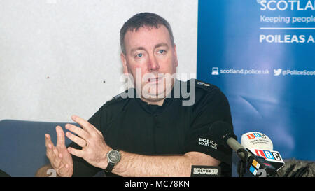 Glasgow, Scotland, Regno Unito. Il 13 aprile 2018. Davanti a questo fine settimana la Coppa Scozzese semifinali a Hampden Park - tra Motherwell e Aberdeen e Celtic e Rangers - Sovrintendente Capo Brian McInulty (Evento Commander; nella foto) ha parlato di polizia della Scozia operazione su larga scala a partite di calcio. In particolare vi sarà un crack-giù sul tentativo di portare articoli pirotecnici per i giochi, come razzi e le bombe di fumo. Sovrintendente Capo McInulty ha detto che voleva che ogni gioco per essere "una piacevole occasione familiare.' Credit: Iain McGuinness/Alamy Live News Foto Stock