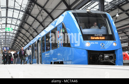 13 aprile 2018, Germania, Wiesbaden: i passeggeri a bordo di una cella a combustibile alimentata a treno communter del costruttore francese Alstrom presso la stazione ferroviaria. Il trasporto regionale associazione 'Rhein-Main-Verkehrsverbund' vuole sostituire il treno diesel motori che sono stati la manutenzione di quattro non elettrificate linee secondarie nella regione Taunus. Foto: Arne Dedert/dpa Foto Stock