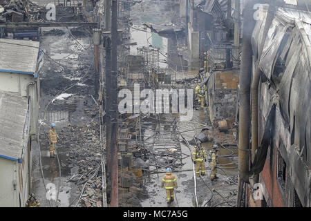 Incheon, Corea del Sud. Xiii Apr, 2018. Un impianto di lavorazione chimica ad ovest di Seoul ha preso fuoco, blanketing la zona con spesse, fumo scuro e la potenziale perdita di sostanze tossiche, vigili del fuoco detto venerdì. Incidenti sono stati segnalati. Il blaze iniziato attorno alle 11:50 del mattino in un riciclo chimico nella factory di Incheon. Credito: Ryu Seung-Il/ZUMA filo/Alamy Live News Foto Stock