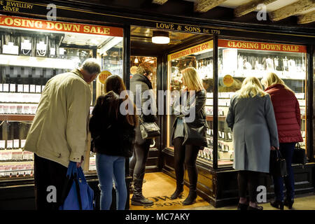 Chester, Regno Unito. Il 13 aprile 2018. La gente di window shopping al Lowe e figli gioielleria su Bridge Street Riga. Un 50% di chiusura vendita inizia alle 10.00 di domani, sabato 14 aprile. La società è stato trading per 248 anni ed è pensato per essere il secondo più antico di gioiellieri indipendenti nel paese e il più antico negozio di commercio ancora in Chester. Essi sono stati a loro posizione attuale dal 1804. Credito: Andrew Paterson/Alamy Live News Foto Stock