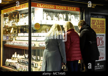 Chester, Regno Unito. Il 13 aprile 2018. La gente di window shopping al Lowe e figli gioielleria su Bridge Street Riga. Un 50% di chiusura vendita inizia alle 10.00 di domani, sabato 14 aprile. La società è stato trading per 248 anni ed è pensato per essere il secondo più antico di gioiellieri indipendenti nel paese e il più antico negozio di commercio ancora in Chester. Essi sono stati a loro posizione attuale dal 1804. Credito: Andrew Paterson/Alamy Live News Foto Stock