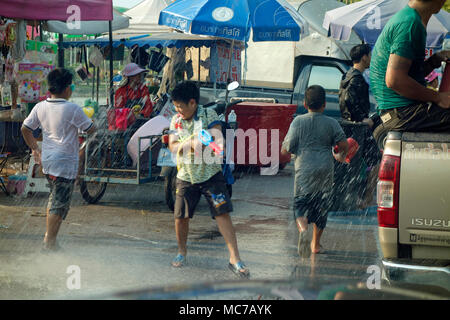 Songkran 2018 Thai Anno nuovo, bambini godendo lotta acqua in Posri Road, Udon Thani, Isaan,Thailandia Foto Stock