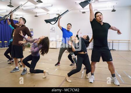 New York, NY, STATI UNITI D'AMERICA. Xiii Apr, 2018. Cast Foto chiamata per il soft power on Broadway Premere Anteprima, nuovo 42 Street Studios di New York, NY Aprile 13, 2018. Credito: Jason Smith/Everett raccolta/Alamy Live News Foto Stock