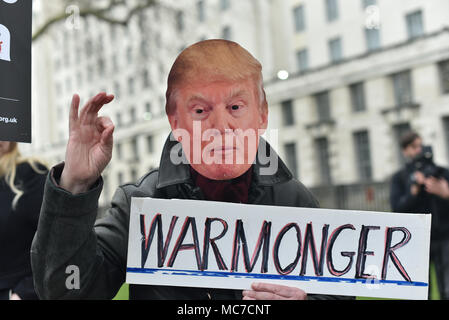 Whitehall, Londra, Regno Unito. Il 13 aprile 2018. Manifestazione di arrestare la coalizione bellica in scena di fronte a Downing Street contro la proposta di aria investe sulla Siria. Credito: Matteo Chattle/Alamy Live News Foto Stock