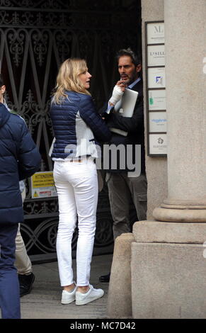 Milano, Natasha Stefanenko e il marito Luca Sabbioni nel centro russo modella e attrice Natasha Stefanenko, sorpresi a camminare lungo le strade della città con il marito Luca Sabbioni. Eccoli mentre si parla in Via Montenapoleone, poi si scambiano un lungo appassionato bacio, e avviare verso casa. Foto Stock