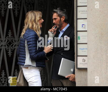 Milano, Natasha Stefanenko e il marito Luca Sabbioni nel centro russo modella e attrice Natasha Stefanenko, sorpresi a camminare lungo le strade della città con il marito Luca Sabbioni. Eccoli mentre si parla in Via Montenapoleone, poi si scambiano un lungo appassionato bacio, e avviare verso casa. Foto Stock