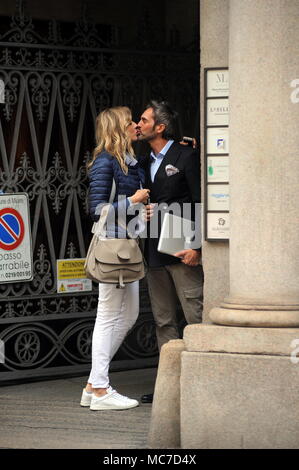 Milano, Natasha Stefanenko e il marito Luca Sabbioni nel centro russo modella e attrice Natasha Stefanenko, sorpresi a camminare lungo le strade della città con il marito Luca Sabbioni. Eccoli mentre si parla in Via Montenapoleone, poi si scambiano un lungo appassionato bacio, e avviare verso casa. Foto Stock