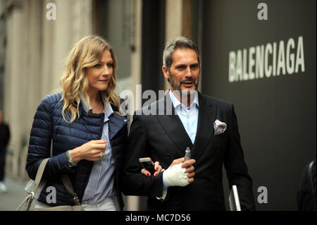 Milano, Natasha Stefanenko e il marito Luca Sabbioni nel centro russo modella e attrice Natasha Stefanenko, sorpresi a camminare lungo le strade della città con il marito Luca Sabbioni. Eccoli mentre si parla in Via Montenapoleone, poi si scambiano un lungo appassionato bacio, e avviare verso casa. Foto Stock